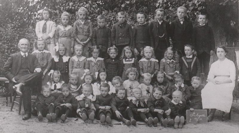 Schooljeugd uit Sint Agatha, juli 1915