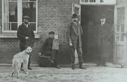 De Jongensschool. V.l.n.r. Van links naar rechts: W.v.Berkel, gemeentebode; G. Tielemans, veldwachter; Gudde, ambtenaar; C.de Geer-Boers.