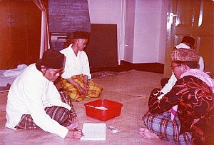 Bapak (vader) Kaskandar en Bapak Dasiman na het ontvangen van pitra (aalmoes), 1982