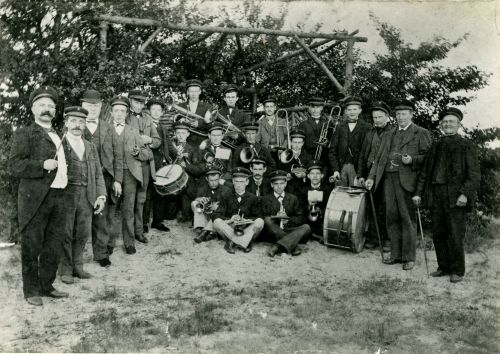 Fanfare St. Cecilia, met staand links notaris vd Westelaken, secretaris Dijkhof en burgemeester Van Grinsven, 1902 (bron: HKK Son en Breugel)
