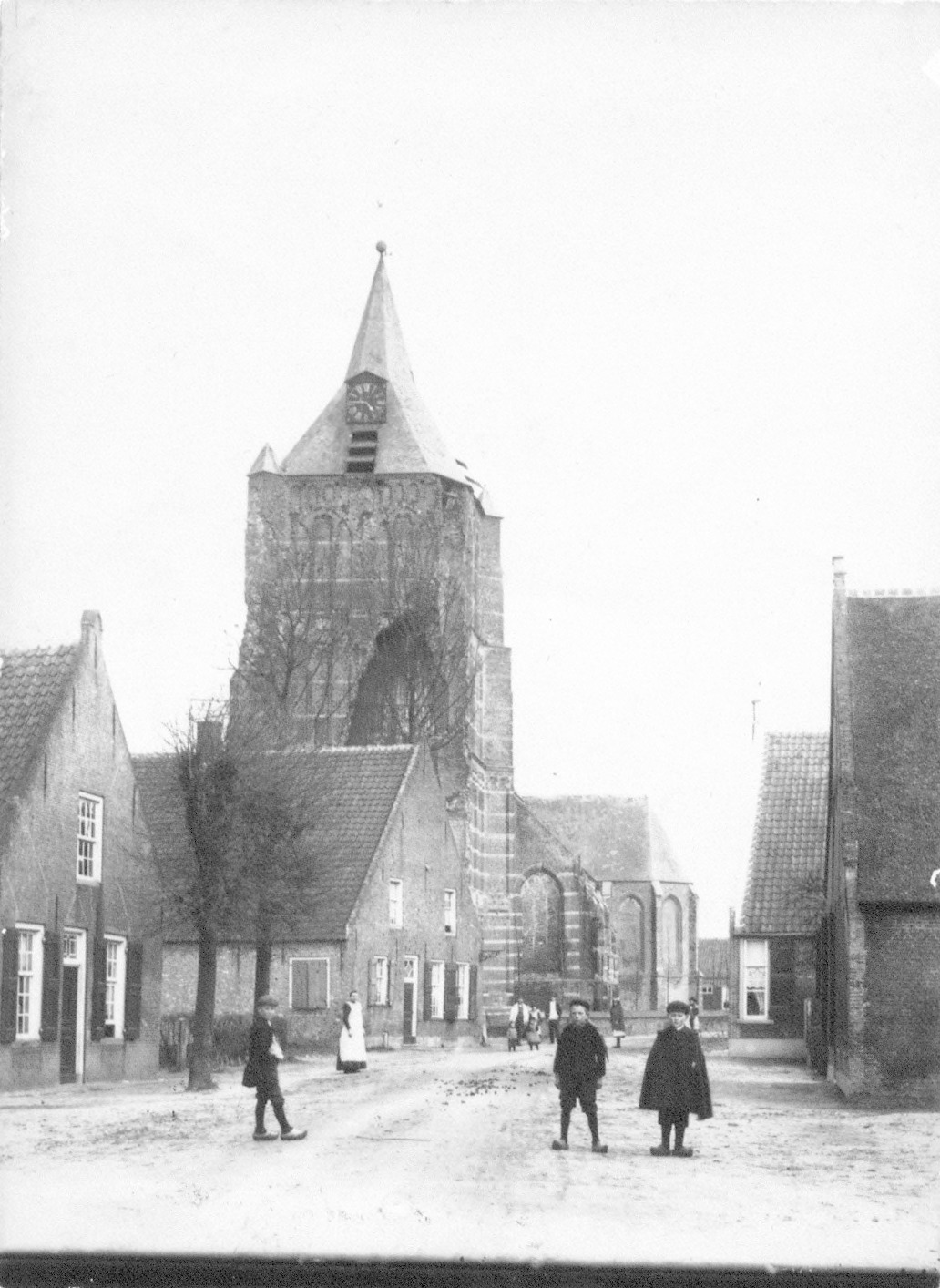 Nederlands Hervormde Kerk met gat in de kerktoren, ca. 1905