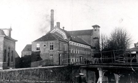 Stoom-Bierbrouwerij De Valk, met rechtsvoor de oude brug over het Eindhovens Kanaal, 1910 (bron: RHCe)