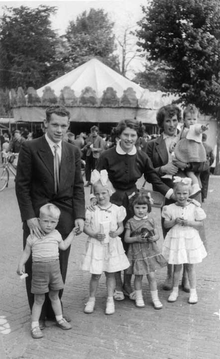 Jan en Corrie Rasenberg en Riet Schets met kinderen op de kermis in 1956 (bron: Kermisboek van 'De Vlasselt', blz. 67)