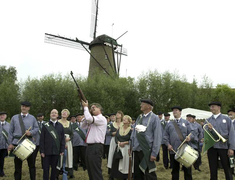 17 september 2002, burgemeester Jan Elzinga en eredeken lost eerste schot (Stadsarchief Breda BN / De Stem Johan van Gurp JVG20020917001)