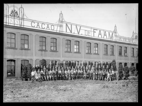 Groepsportret personeel suikerwerkfabriek NV de Faam, vóór 1945 (auteur: Firma Schreurs, v/h Firma Stutz, bron: Stadsarchief Breda)