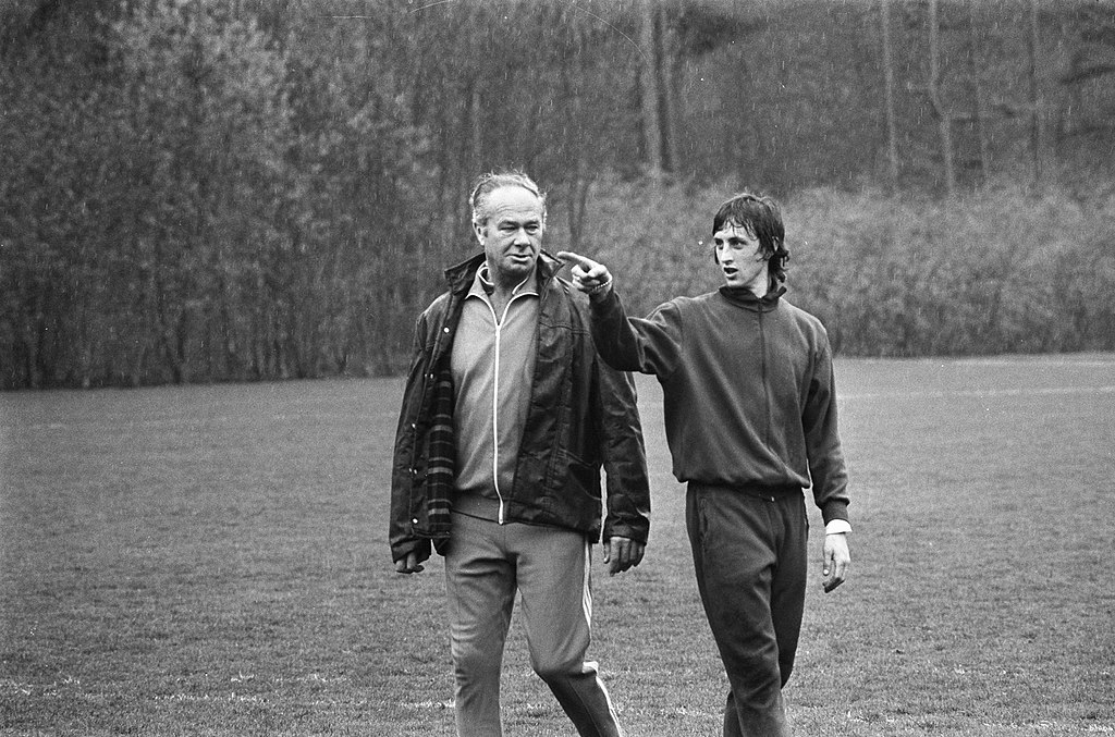 Training Nederlands elftal, Fadrhonc en Cruijff, 1 mei 1973 (foto: Hans Peters / Anefo. Bron: Nationaal Archief nr. 926-3806'; publiek domein)