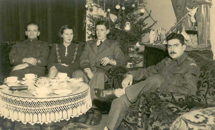 Kerstmis 1944 bij het gezin Bierens. Links 'Dubbeltjesman' Arthur Longley, rechts Bernard Langevin.