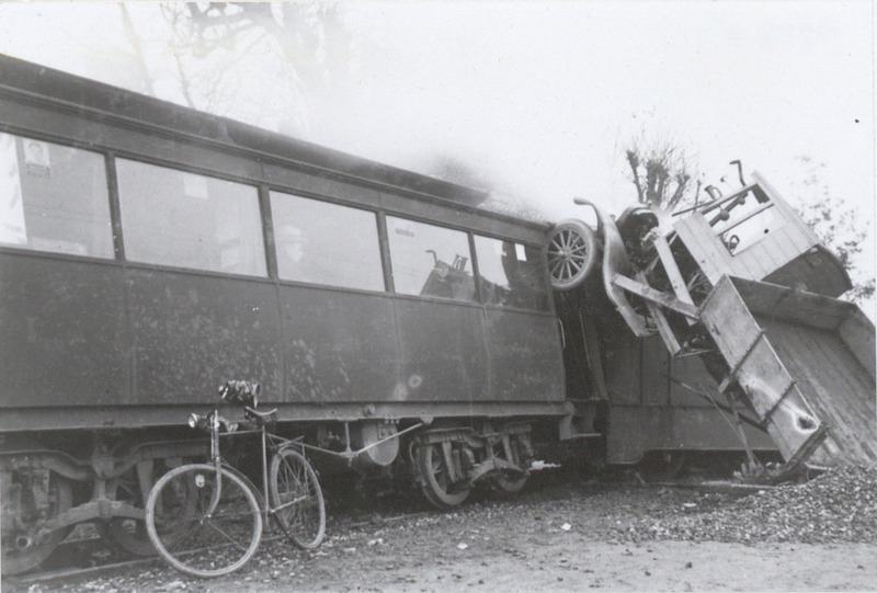 Uden ca. 1932, botsing tussen de stoomtram en een vrachtwagen van aannemingsbedrijf De Oosthoek. Foto: UDE1564.