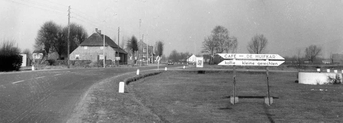 De boerderij van Dorus van de Logt, vergroot zichtbaar achterzijde van het kombord Uden, rechts bakkerij Bevers, daarnaast het 50 Km bord einde kom, verder rechts in de bomenrij bevond zich het kruisbeeld (foto: Rini de Groot)