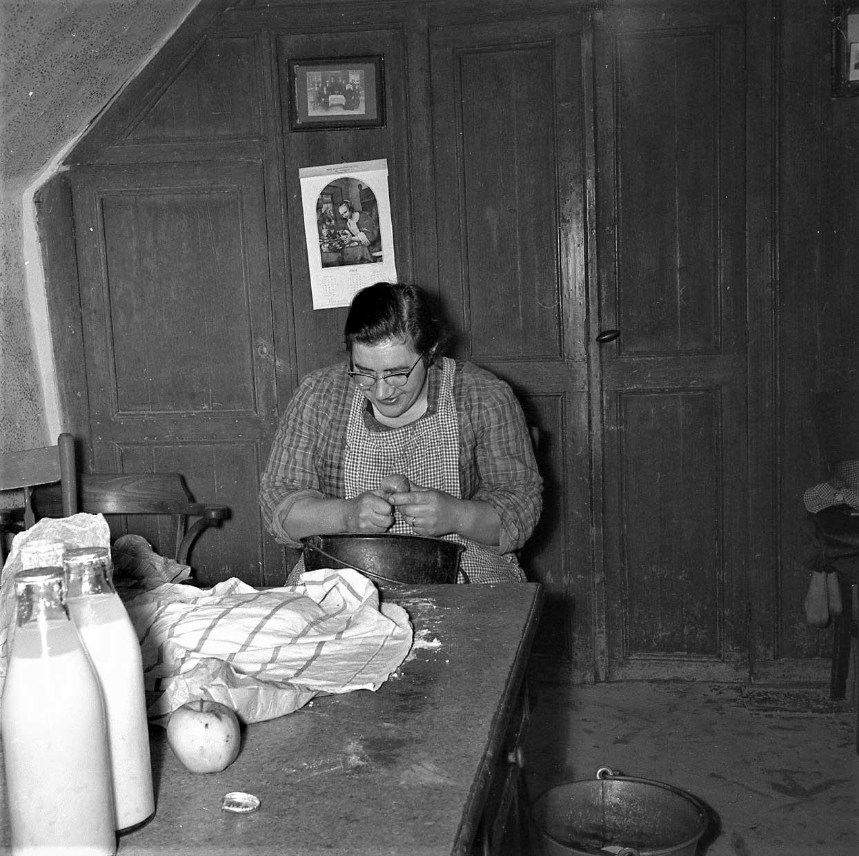 Moeder Van de Graaf schilt aardappelen (foto: Rini de Groot)