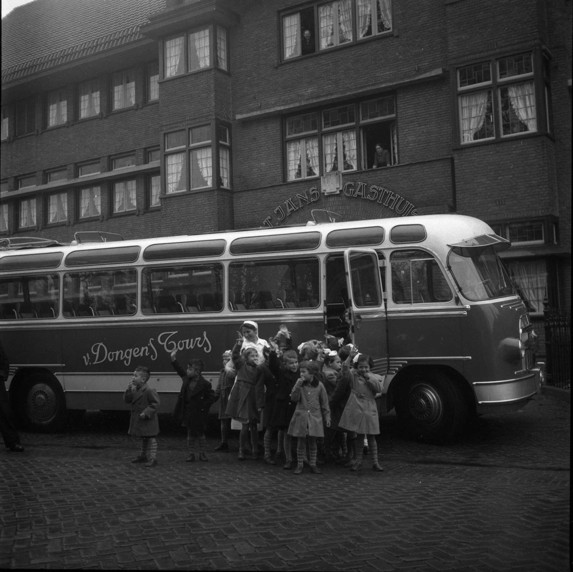 Aankomst van de eerste kinderen, 5 november 1955 (foto: Fotopersbureau Het Zuiden. Bron: BHIC fotonummer 1672-004018)