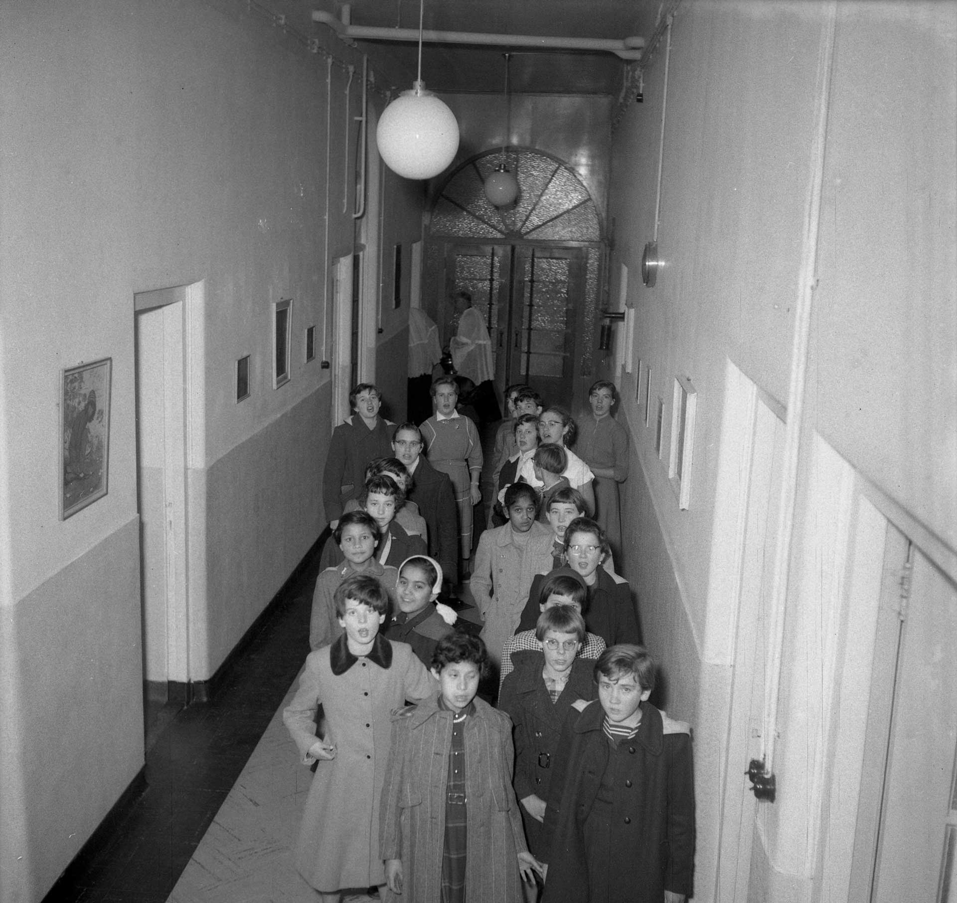 Aankomst van de kinderen (foto: Fotopersbureau Het Zuiden. Bron: BHIC fotonummer 1672-004025)