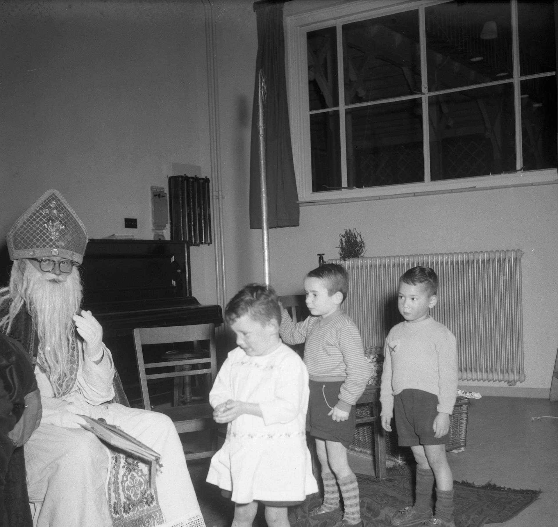 Bezoek van Sint Nicolaas aan het kindertehuis (foto: Fotopersbureau Het Zuiden. Bron: BHIC fotonummer 1672-004117)
