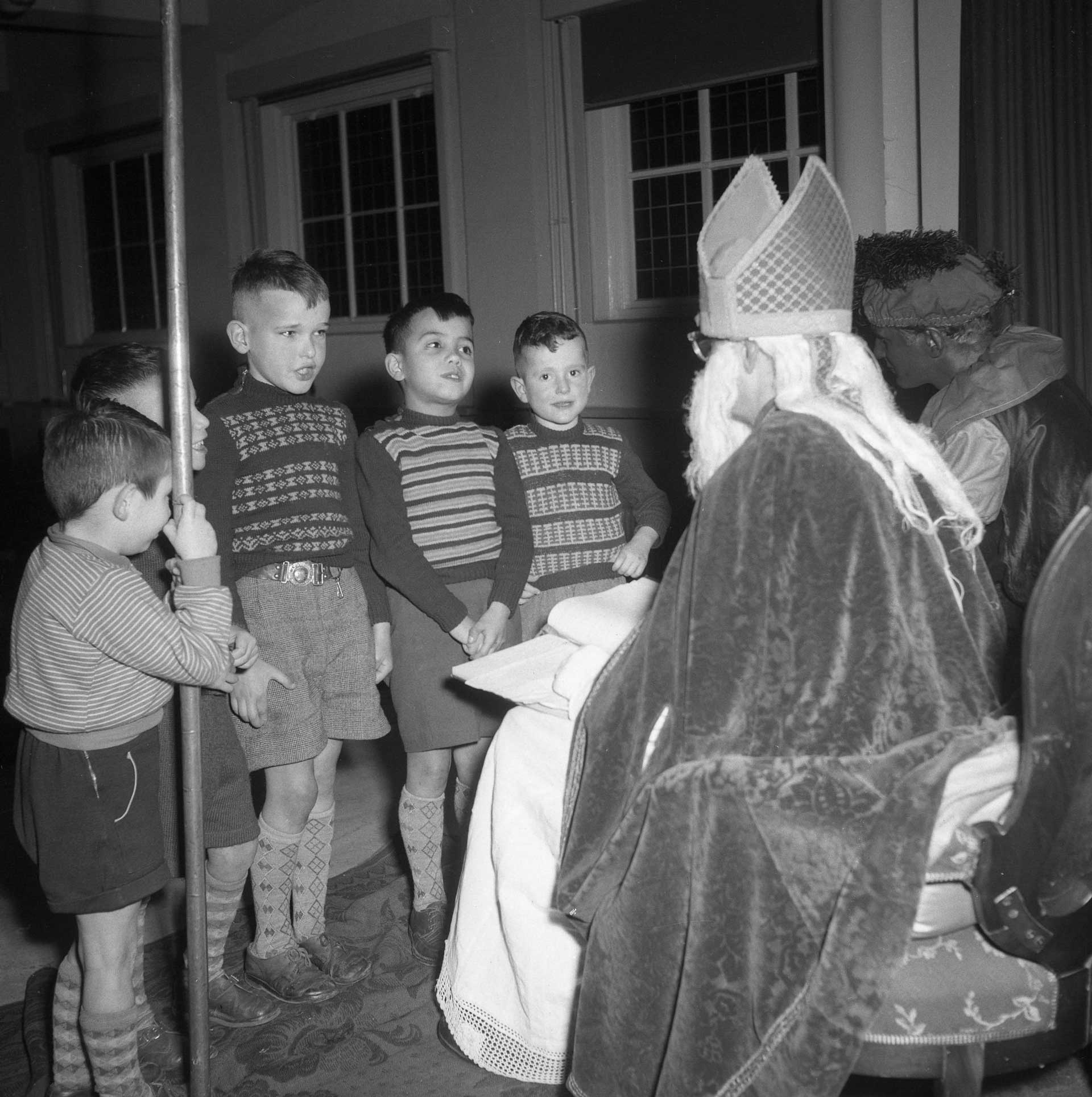 Bezoek van Sint Nicolaas aan het kindertehuis (foto: Fotopersbureau Het Zuiden. Bron: BHIC fotonummer 1672-004118)
