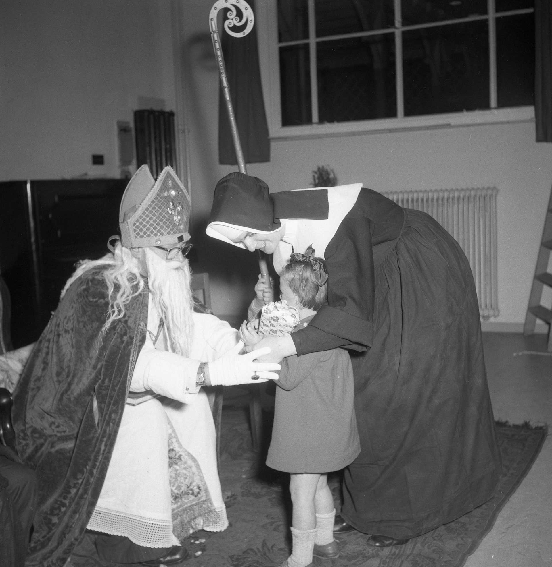 Bezoek van Sint Nicolaas aan het kindertehuis (foto: Fotopersbureau Het Zuiden. Bron: BHIC fotonummer 1672-004120)