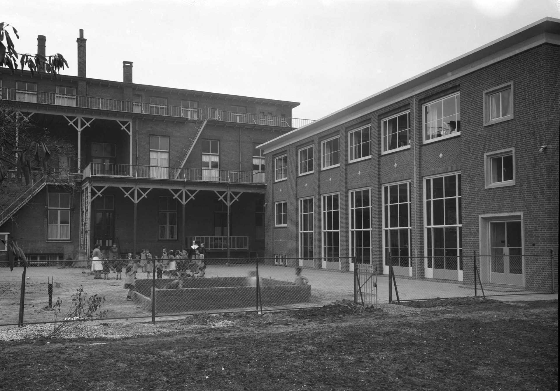 Kindertehuis Sint Agnes in Uden, 1955 (foto: Fotopersbureau Het Zuiden. Bron: BHIC fotonummer 1672-004336)