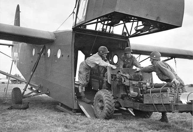 Het geschut wordt tijdens Market Garden uit een CG4A glider geladen (collectie H. Dijkhuizen, herkomst US Army)