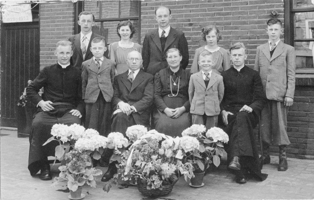 Zilveren bruidspaar De Groot-Verwijst met kinderen, 19 mei 1952