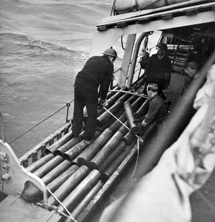 Lege granaathulzen worden bewaard aan bord van de HMS Flores tijdens de invasie van Frankrijk in 1944 (Bron: Nationaal Archief, Fotocollectie Anefo, nr. 935-0358)