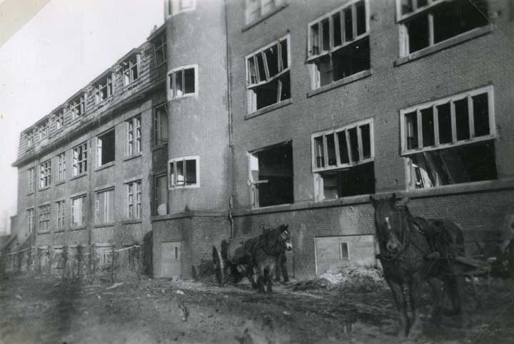 Huize Vincentius grotendeels in puin na de inslag van een Duitse V1, 28 januari 1945 (bron: collectie BHIC, fotonr. 1910-000496)