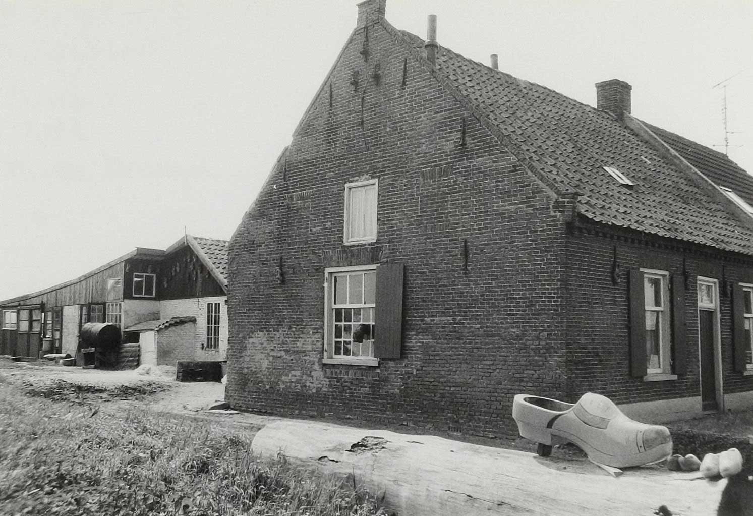De Klompenmakerij van Jo en Sjef Bertens, 1983 (foto: Wies van Leeuwen / Provincie Noord-Brabant. Bron: BHIC, fotonummer PNB001068107)
