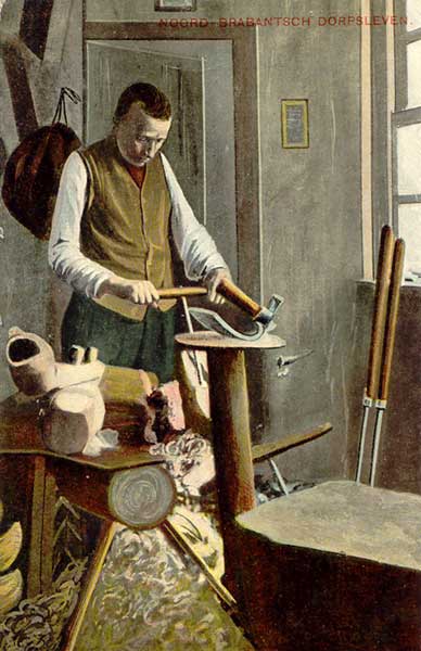 Brabantse klompenmaker, 1914 (foto: W.N. Beukema. Uitg. Noord-Brabantsch-Limburgsch Kaarten-Magazijn. Bron: Brabants Dorpsleven)