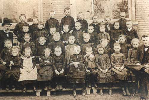 Schoolfoto van een klas in Veen en schoolhoofd Weeda, ca. 1905