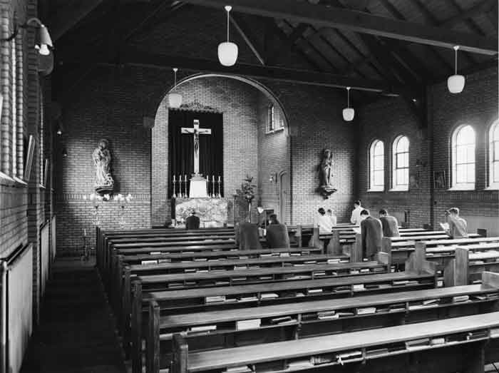 Bidden in de kapel van gymnasium Sint Norbertus, c. 1962 (coll. BHIC)