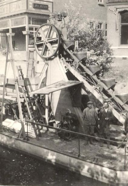 Foto: BHIC. De baggermolen in 1937 op de Aa bij Veghel.