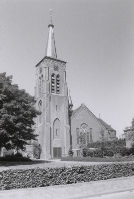 De kerk te Wintelre, gebouwd in 1859 (Collectie PNB, 1990)