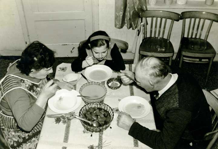 De familie Cruijsen in Reek aan de warme maaltijd (Bron: BHIC, Beeldcollectie Ton Cruijsen nr. 1903-001331)