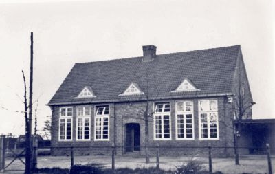 De school, gebouwd in 1921 (Foto: collectie Heemkundekring H.N. Ouwerling Deurne)