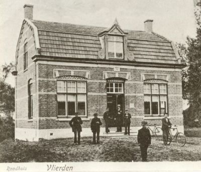 Het nieuwe raadhuis, gebouwd in 1902 (Foto: collectie Heemkundekring H.N. Ouwerling Deurne)