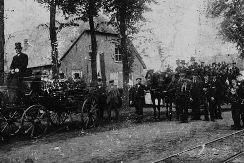 Vlijmen, Beeld uit de optocht te Nieuwkuijk tijdens het bezoek van H.M. Koningin Wilhelmina in verband met de opening van de nieuwe Maasmond, 1904 (Salha, vlm00082)