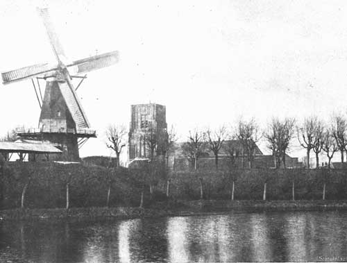 Woudrichem, Molen en toren gezien vanaf Schapendam in westelijke richting, ca. 1920 (Salha, wou00456)