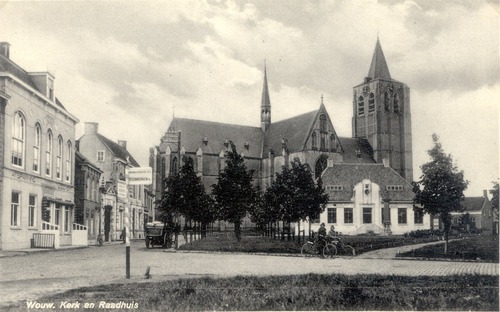 Wouw, Markt. Rechts Markt 1, het oude gemeentehuis. in 1922-1923 verbouwd naar een ontwerp van architect Cuypers) en de Sint-Lambertuskerk, 1942 (WBA, K20643)