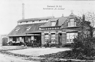 Zuivelfabriek Sint Jacobus te Zeeland, met rechts de directeurswoning, ca. 1920 (BHIC Beeldcollectie Willem Keeris)