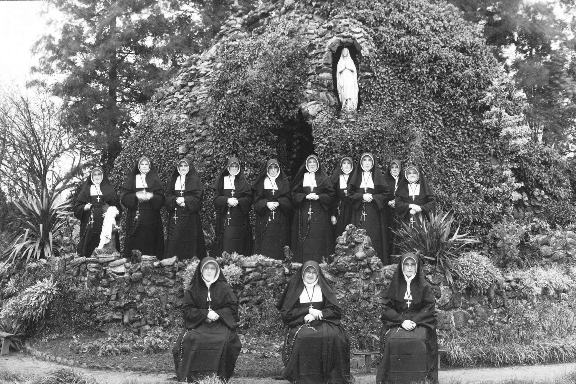 In 1936 poseert de zustercommuniteit van het Klooster van de Zoete Moeder bij de Lourdesgrot (bron: Erfgoedcentrum Nederlands Kloosterleven, BM-Z152 Beeldmateriaal Zusters van Liefde (Schijndel), nr. 132736)