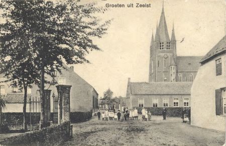 De R.K. Willebrorduskerk met de openbare school, voor 1910 (uitgever: M. Merkelbach, bron: RHCe)