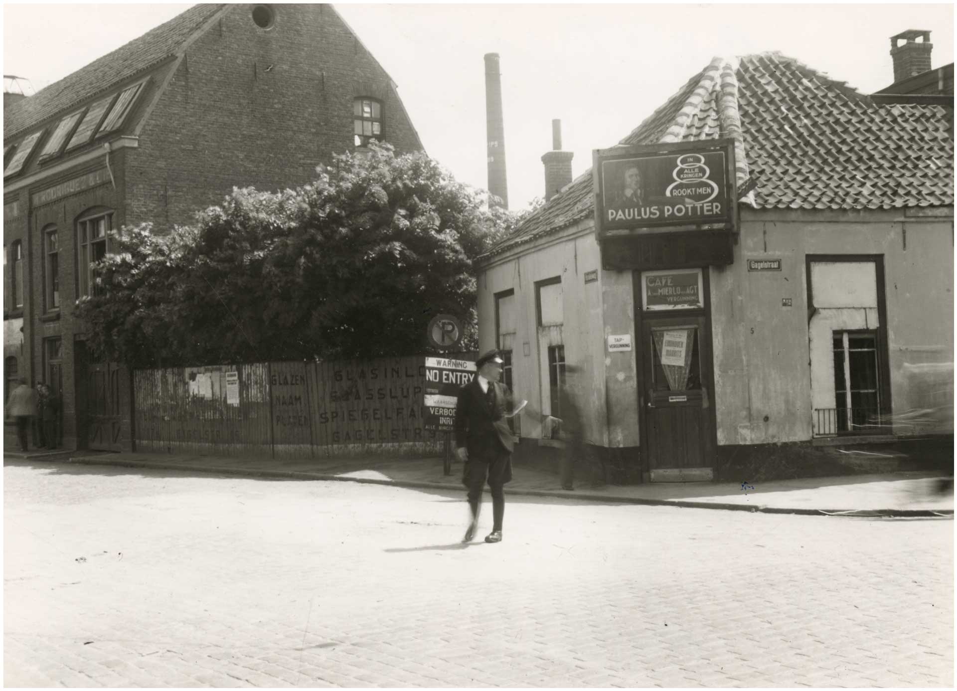 Café A. van Mierlo-van Agt, eerder van Toontje van Agt (uitg. E. & B. Bron: RHC Eindhoven, fotonummer Foto 544)